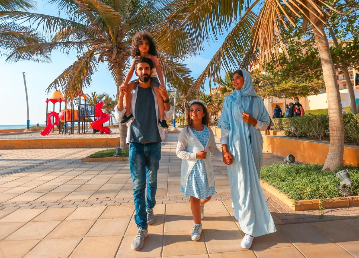 Bay La Sun Hotel And Marina - Emaar King Abdullah Economic City Экстерьер фото A family in Oman