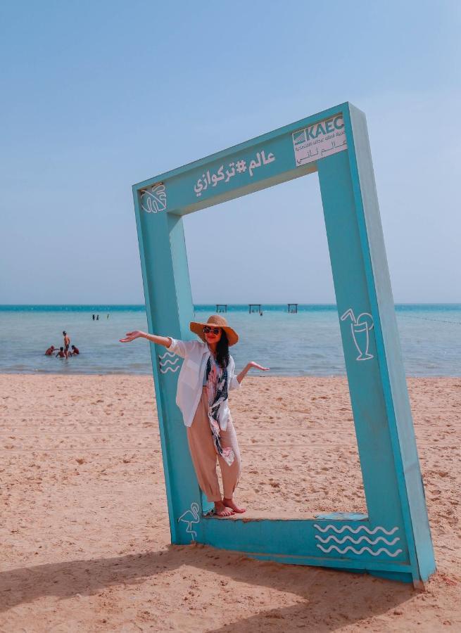 Bay La Sun Hotel And Marina - Emaar King Abdullah Economic City Экстерьер фото A tourist at the beach