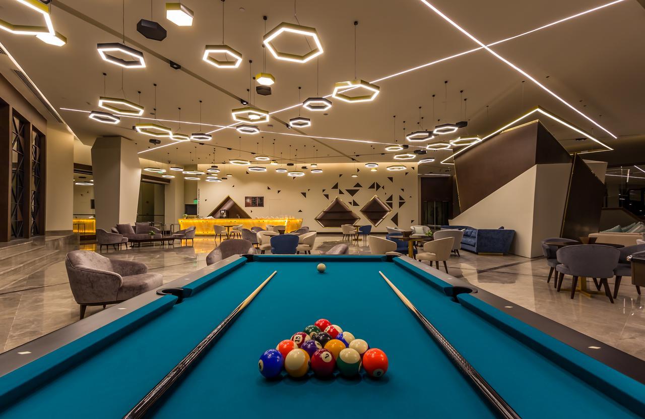 Bay La Sun Hotel And Marina - Emaar King Abdullah Economic City Экстерьер фото The pool table at the 100000-square-foot (9,300 m2) clubhouse