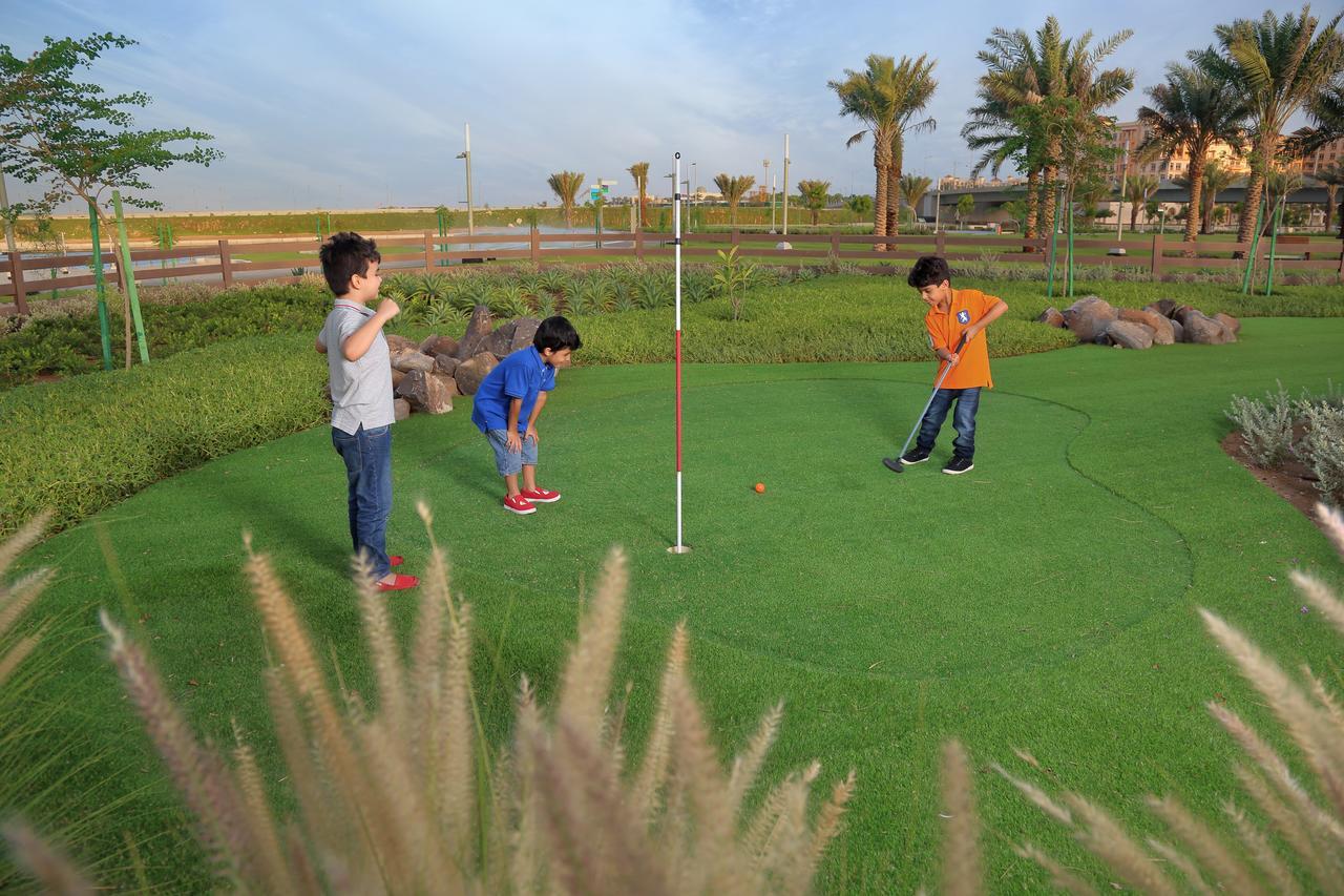 Bay La Sun Hotel And Marina - Emaar King Abdullah Economic City Экстерьер фото Golf putting green at Al Forsan National Club